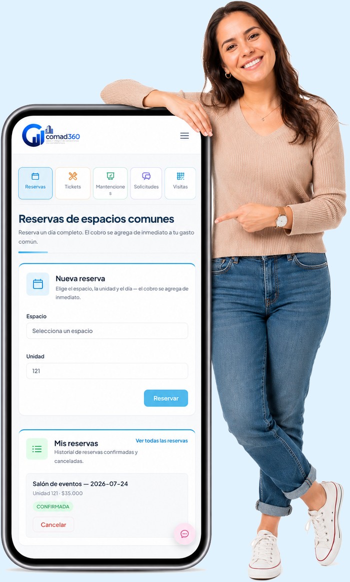 Una residente con la aplicación de Comad360 en su teléfono